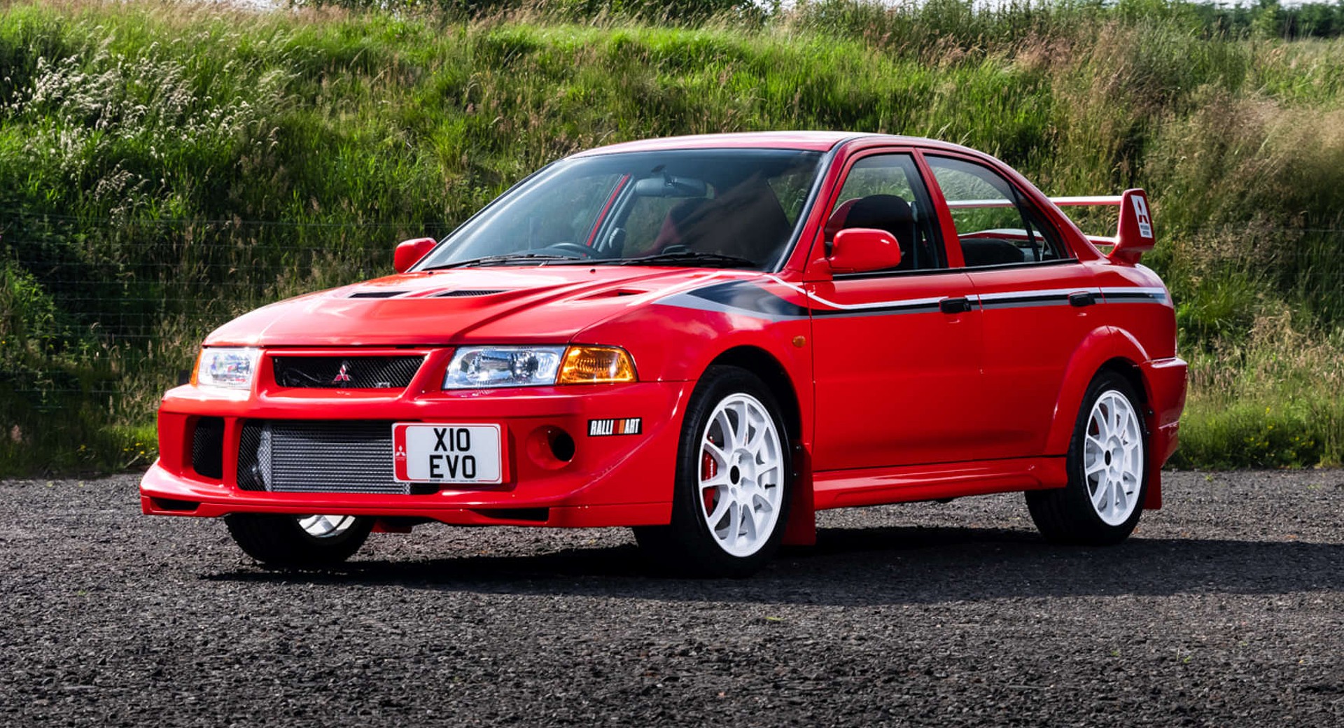 2000-Mitsubishi-Lancer-Evolution-VI-Tommi-Makinen-Edition-front.jpg